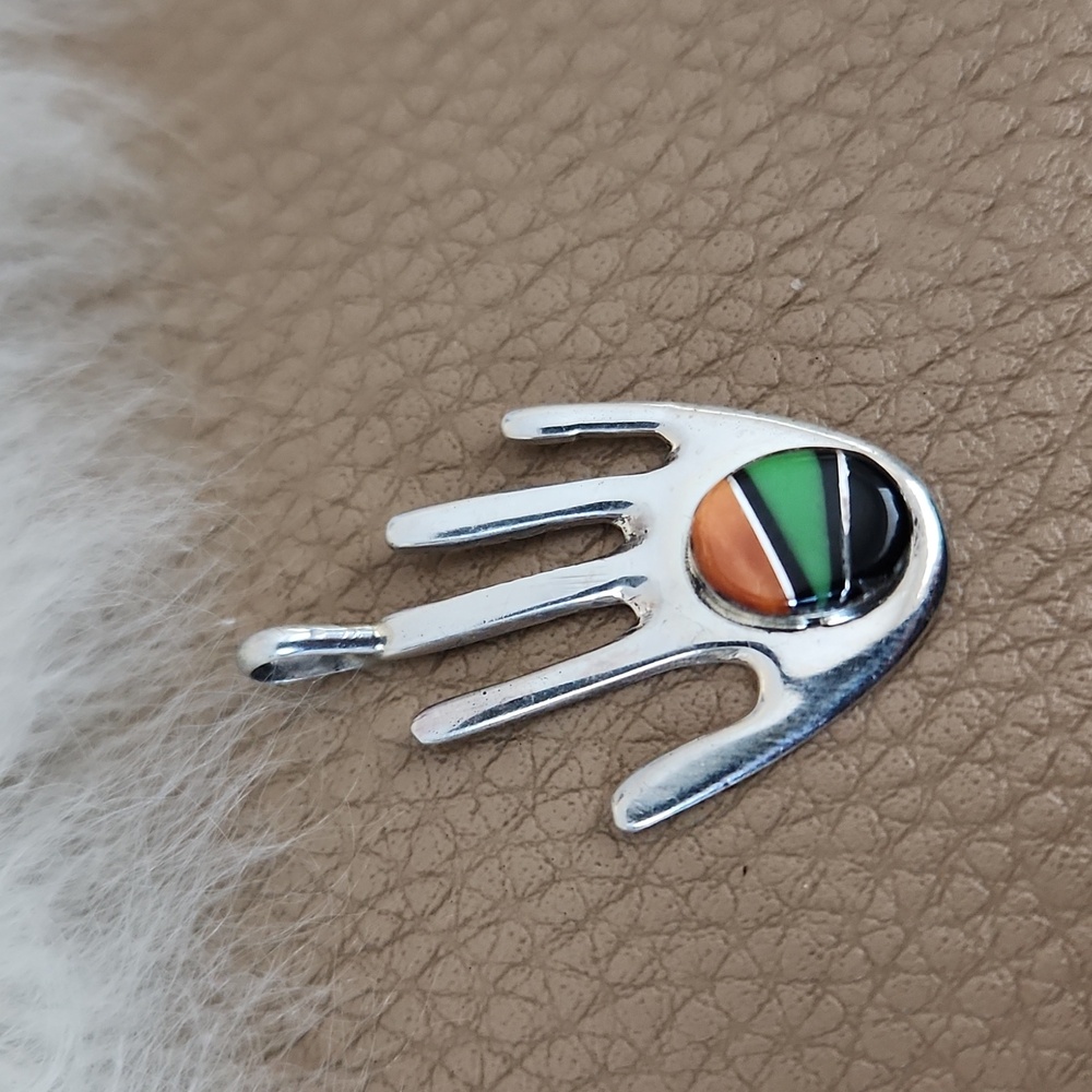 Beautiful NWOT Native American Navajo Multi-stone Inlaid Hand Pendant 🖤🤚❤️ - Picture 4 of 9